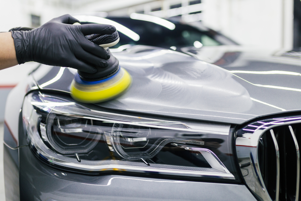 Car,Detailing,-,Worker,With,Orbital,Polisher,In,Auto,Repair